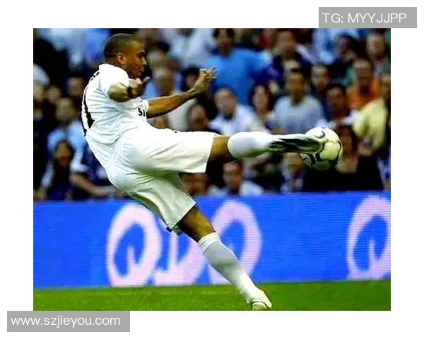 强力头球展现风采足球明星们的空中对决与精彩瞬间